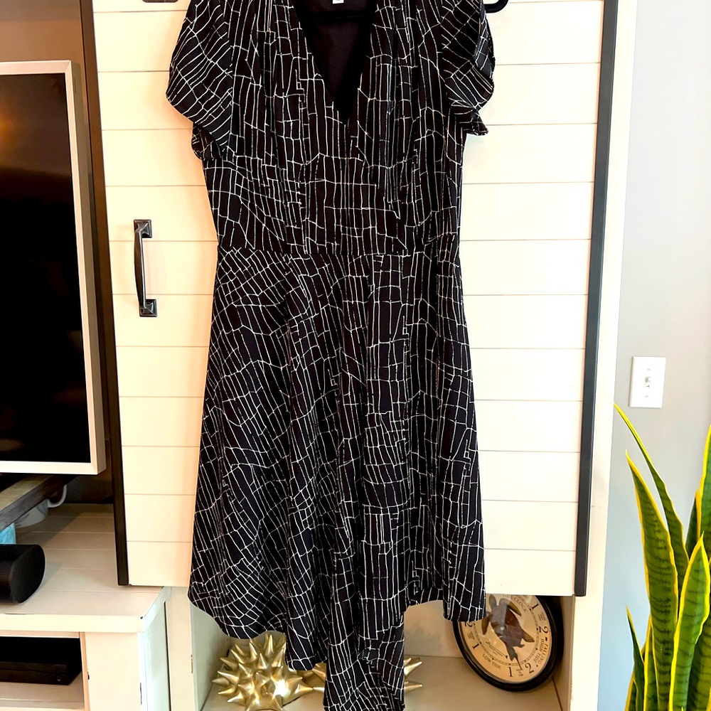 Size 8 halston back and white dress